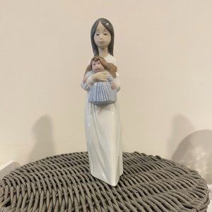 Nao by Lladro 'Girl with Doll'